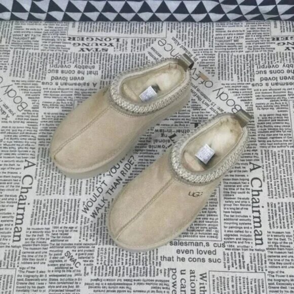 UGG Cream Platform Slippers - Picture 3 of 4